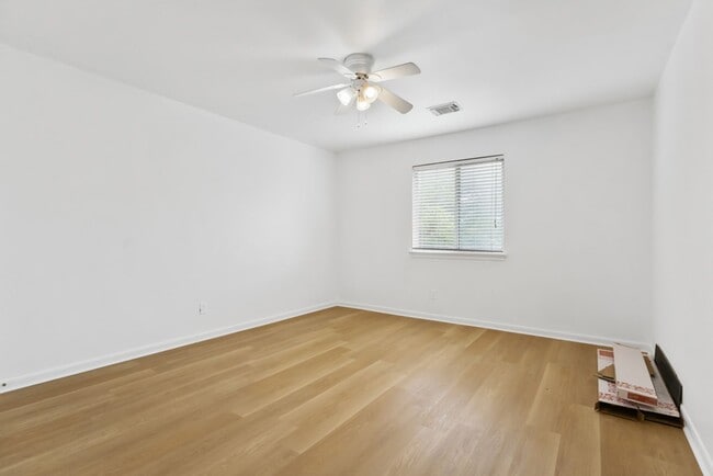 Building Photo - 210 Laceleaf Ln