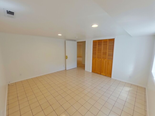 Building Photo - Large 3 Story Remodeled Home