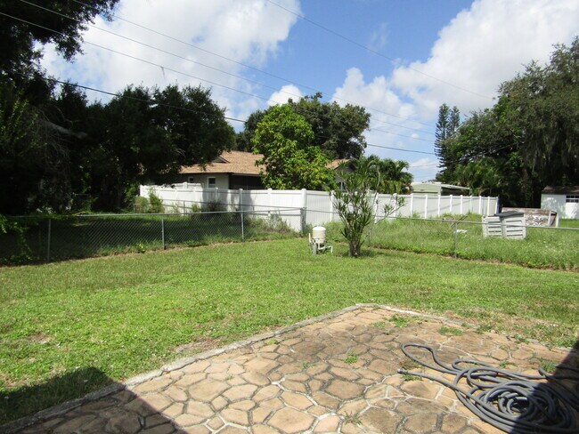 Building Photo - 2624 Valencia Rd