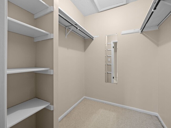 Building Photo - Gorgeous 2 bedroom home- Move-In Ready Condo in Parkview. Minutes to Downtown Greenville & the Ne...