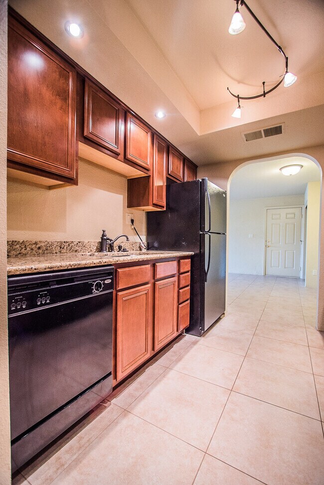 Building Photo - Spacious Condo near Old Town Scottsdale