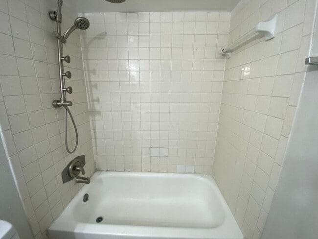 Building Photo - Apartament For Rent 1 bed / 1 bath