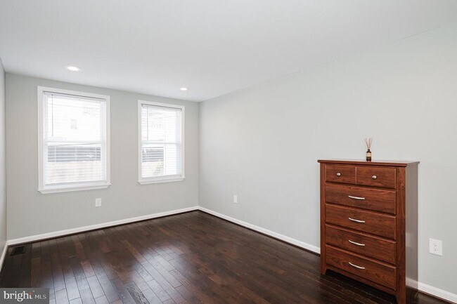Building Photo - 917 Baylis St