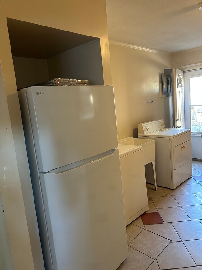 Building Photo - 118 Fidelity St