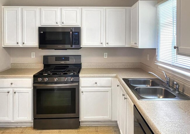 Building Photo - 2550 Plymouth Way