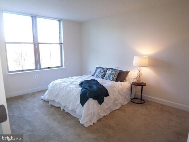 Building Photo - 11800 Sunset Hills Rd