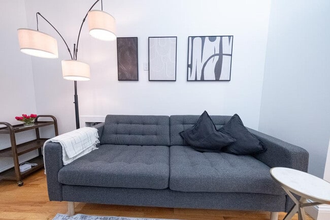 Building Photo - 302 E 104th St