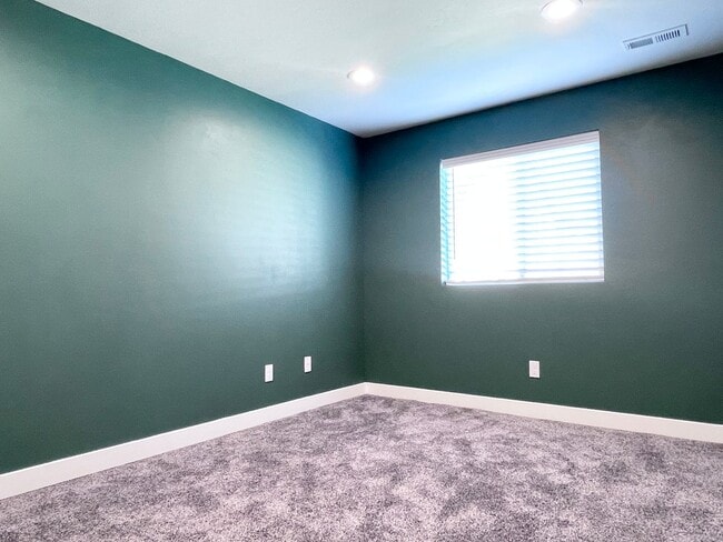 Building Photo - HOLIDAY MOVE IN SPECIAL!