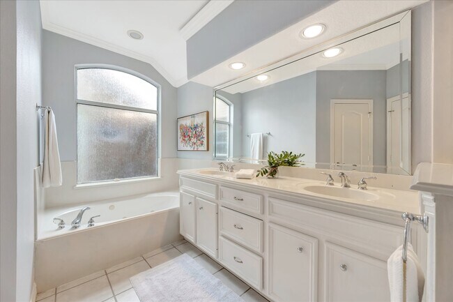 Building Photo - 2421 Baycrest Dr