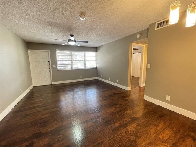 Building Photo - 10092 Twin Lakes Dr