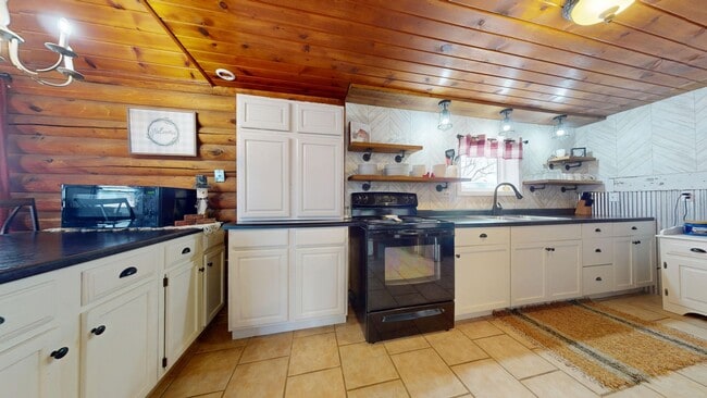 Building Photo - Beautiful Cabin in Crestview School District!