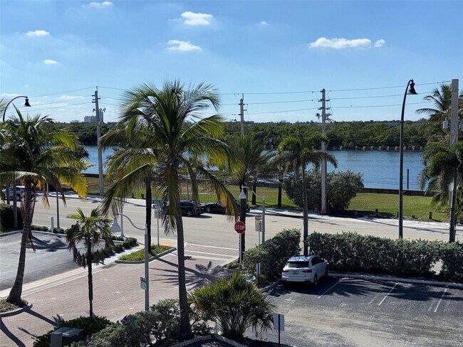 Building Photo - 321 Wilson St