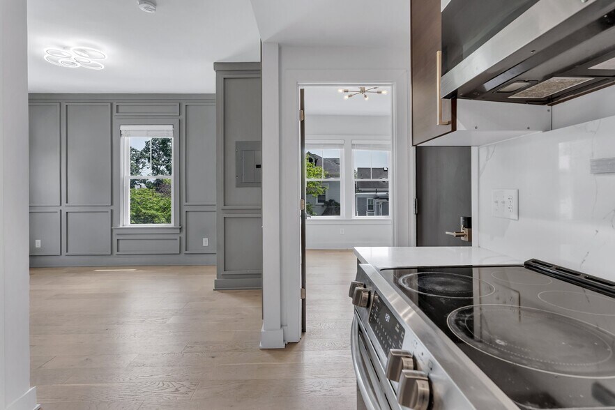 Building Photo - 182 Waterman St