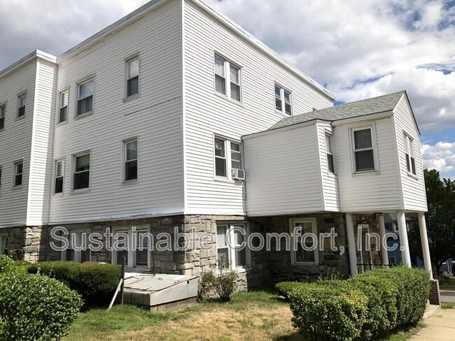 Building Photo - 827 Pleasant St