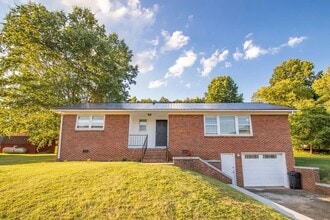 Building Photo - Spacious Home Bryson City limits