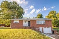 Building Photo - Spacious Home Bryson City limits