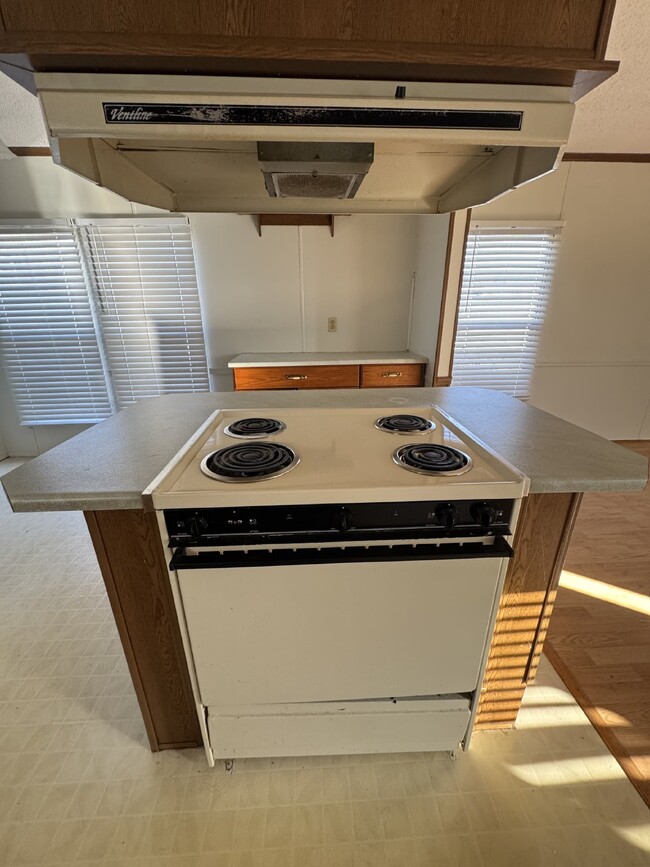 Building Photo - "Charming 2-Bed, 2-Bath in Hendersonville.