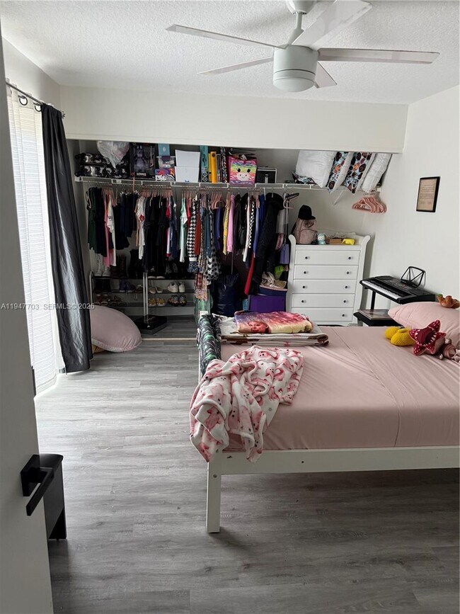 Building Photo - 2563 Lakeview Ct