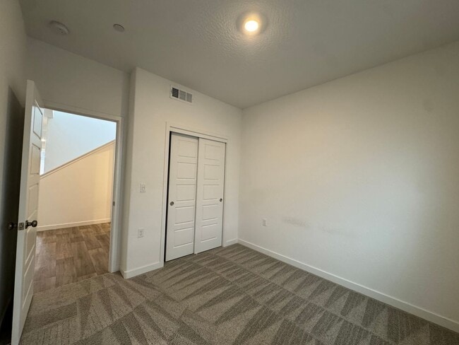 Building Photo - 997 Pioneer Dr W