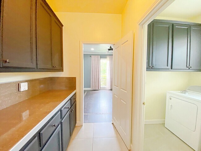 Building Photo - 4 Bedroom House Available Now in Riverbend...