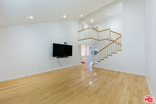 Building Photo - 6515 Dume Dr