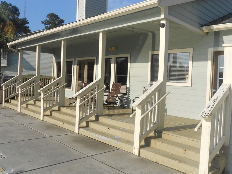 All-Inclusive Furnished 1 Bedroom 1 Bath with Office Center in Bay Club- 2 miles Sullivan's Island - 1481 Center St Ext