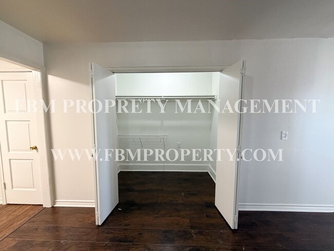 Building Photo - 2200 Country Club Rd