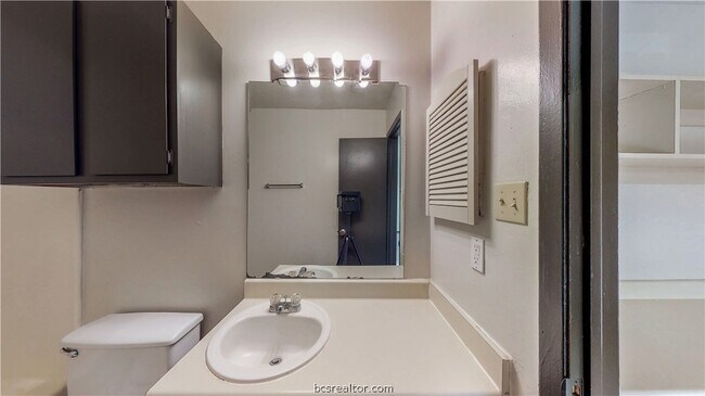 Building Photo - 725 Peppertree Dr