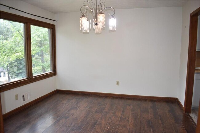 Building Photo - 2811 Pine Cone Ln