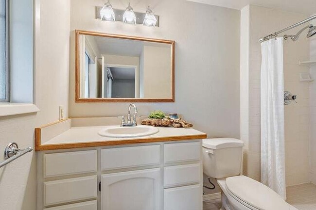 Building Photo - 735 Oak Knoll Dr