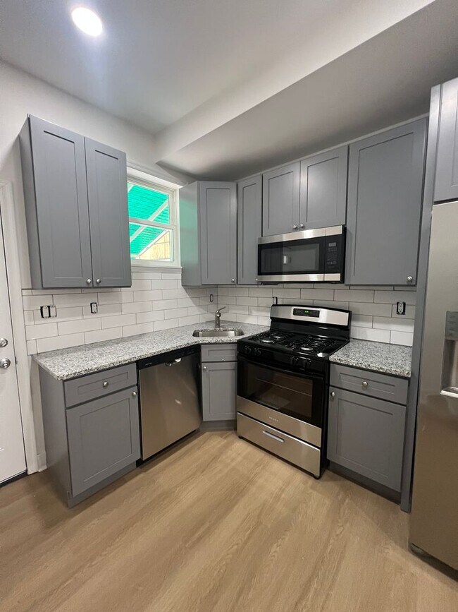 Building Photo - Charming 3 Bedroom 2 Bathroom Home