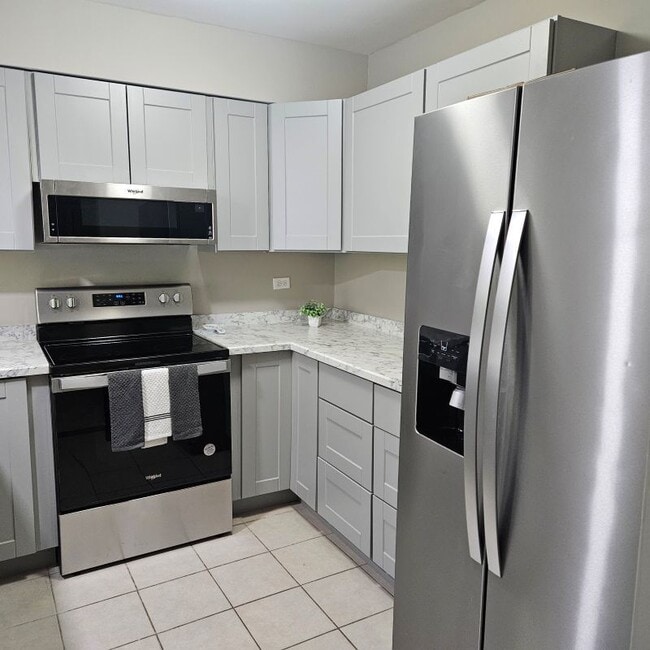 Building Photo - 260 E Court of Shorewood