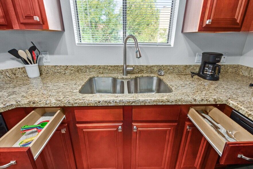 Building Photo - 4925 E Desert Cove Ave