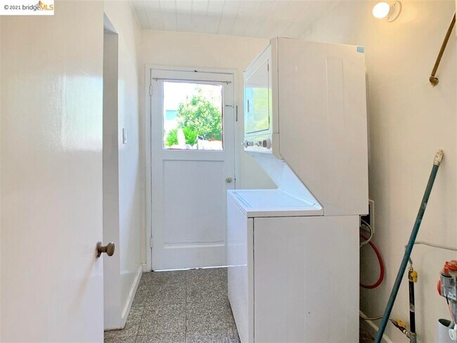 Building Photo - 929 Liberty St