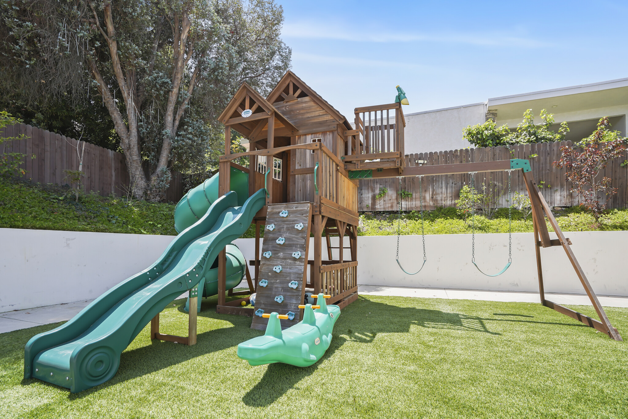 Building Photo - 16544 Park Lane Dr