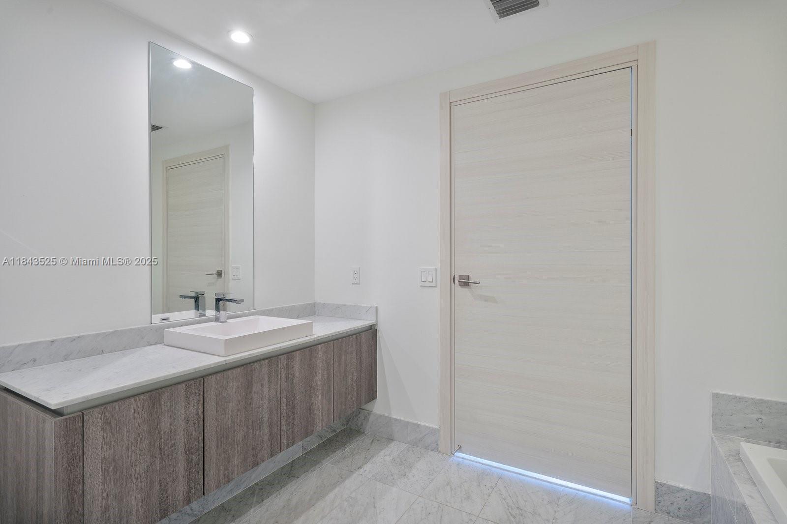 Building Photo - 801 S Miami Ave