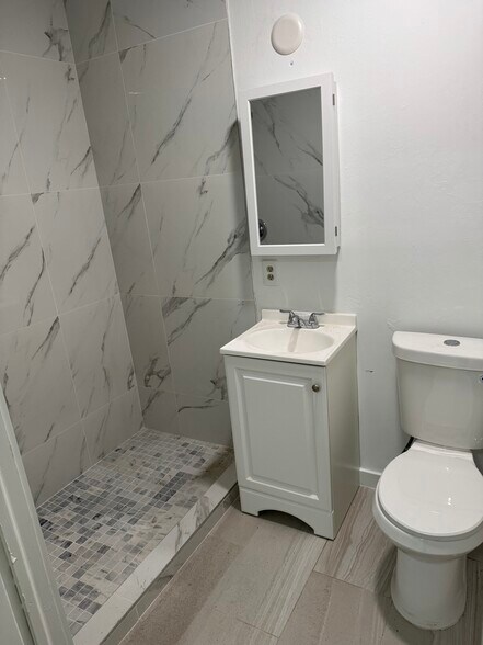 Brand new bathroom - 4620 McGregor Blvd