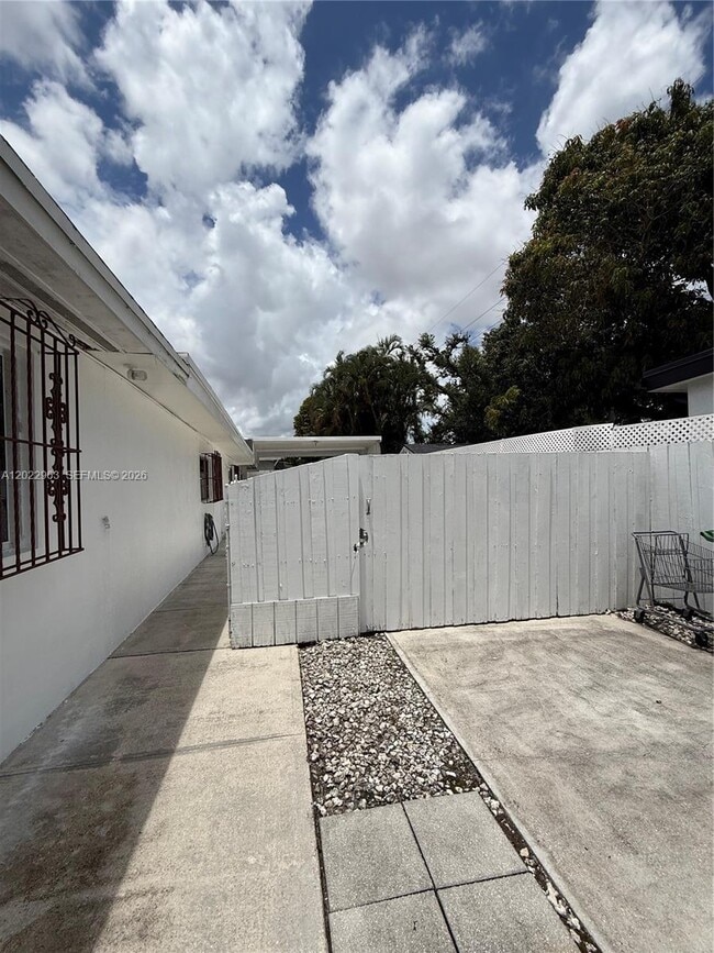 Building Photo - 1046 NW 33rd Ave