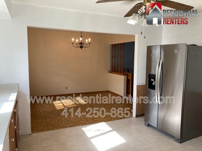 Building Photo - 257 S Regis Rd
