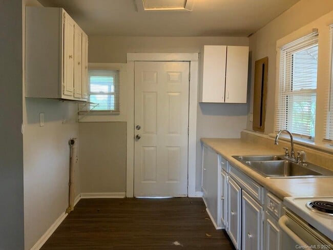 Building Photo - 808 NC-161