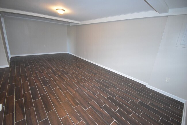 Building Photo - 4 Bedroom Home For Rent Over The River!