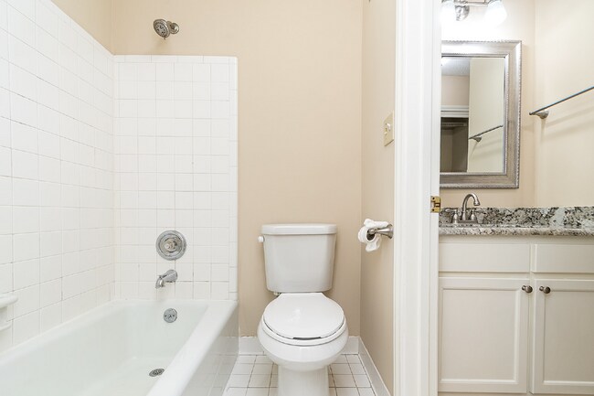 Building Photo - Chic & Cozy Condo in the heart of Raleigh!