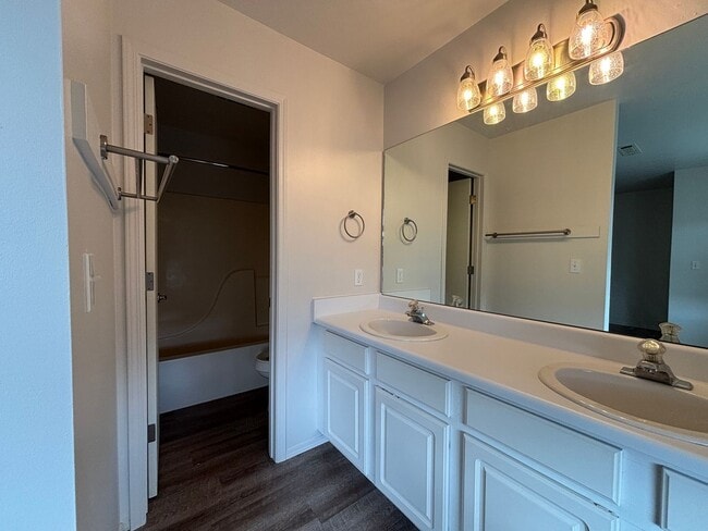 Building Photo - 4 Bedroom Townhome in Hawks Ridge