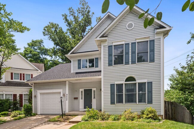 Building Photo - 3 Bed 2 Full Bath 2 Half Bath - Silver Spr...