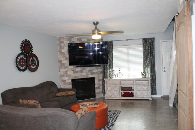 Building Photo - 4901 E Kelton Ln