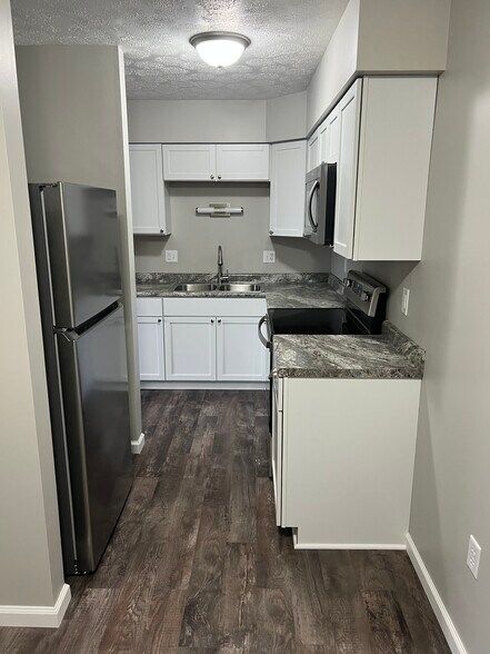 Building Photo - 605 Lakeshore Dr