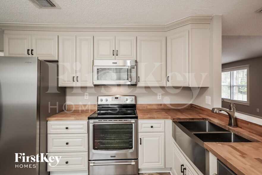 Building Photo - 6181 Island Forest Dr