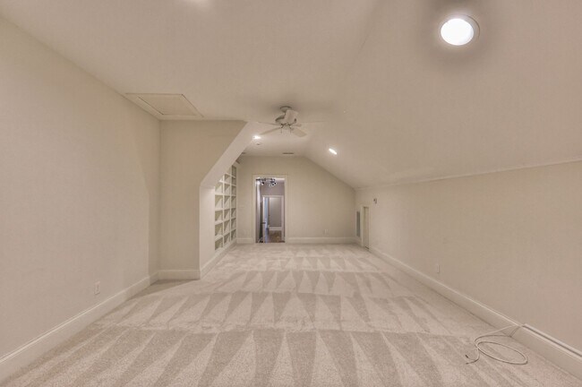 Building Photo - Stunning Executive Townhome in the Heart o...