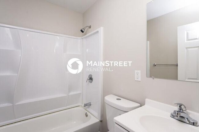 Building Photo - 3 Bedroom Pet-Friendly Home in Louisville, KY with Main Street Renewal