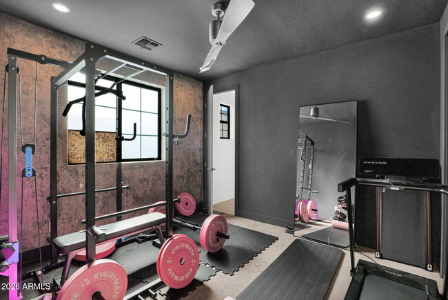 Building Photo - 8430 S 10th Ln